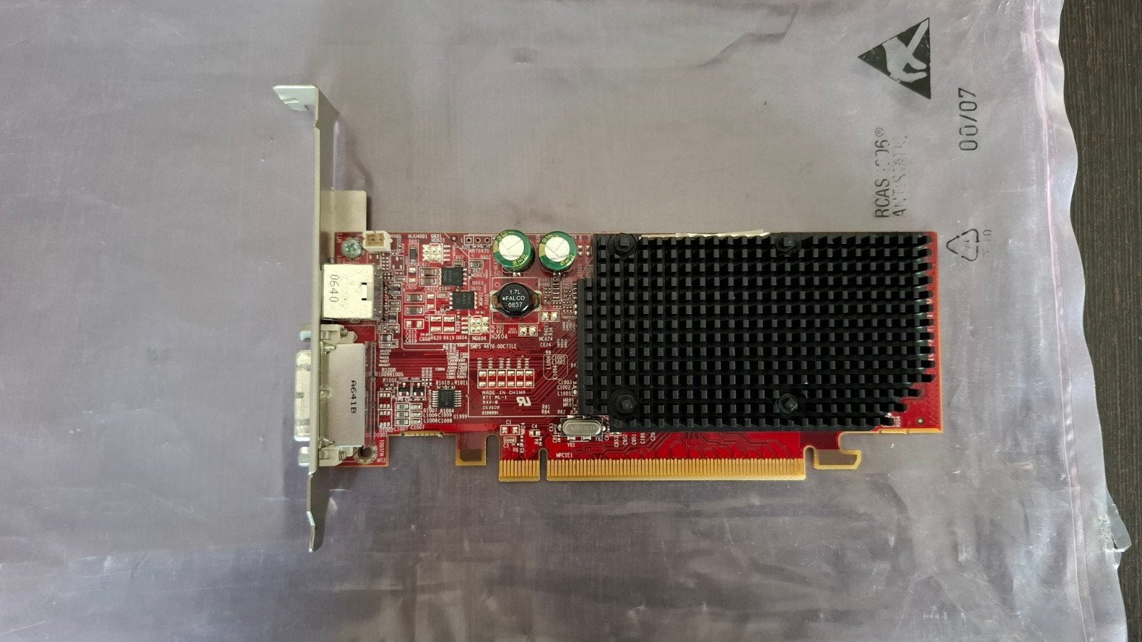 ATI Radeon Videokaart - Ouder model, goed voor basisgebruik, Computers en Software, Gebruikt, AMD, GDDR, Ophalen of Verzenden
