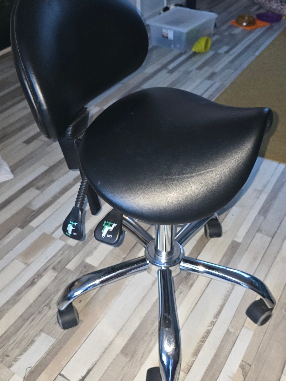 Zwarte ergonomische zadelkruk met rugleuning, Huis en Inrichting, Ophalen, Gebruikt, Zwart, Bureaukruk