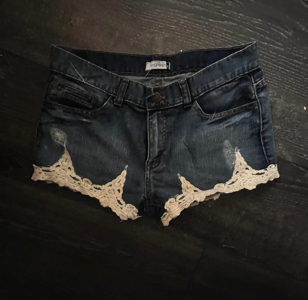 Korte broek met kant, maat M, Ophalen of Verzenden, Zo goed als nieuw, Blauw, W28 - W29 (confectie 36)
