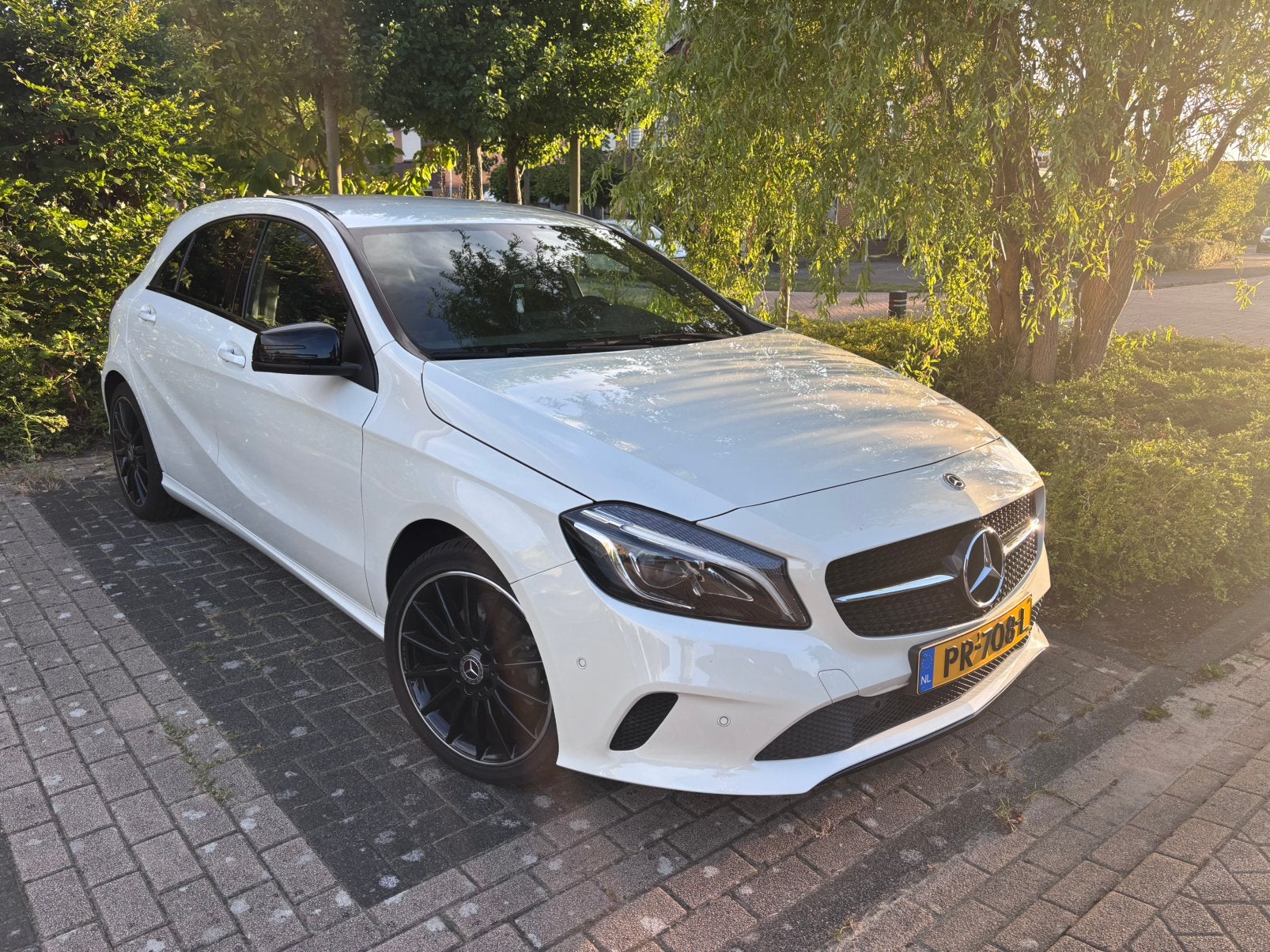 Mercedes-Benz A-Klasse 1.6  2017 Wit AMG velgen, Voorwielaandrijving, Zwart, 4 cilinders, Leder en Stof