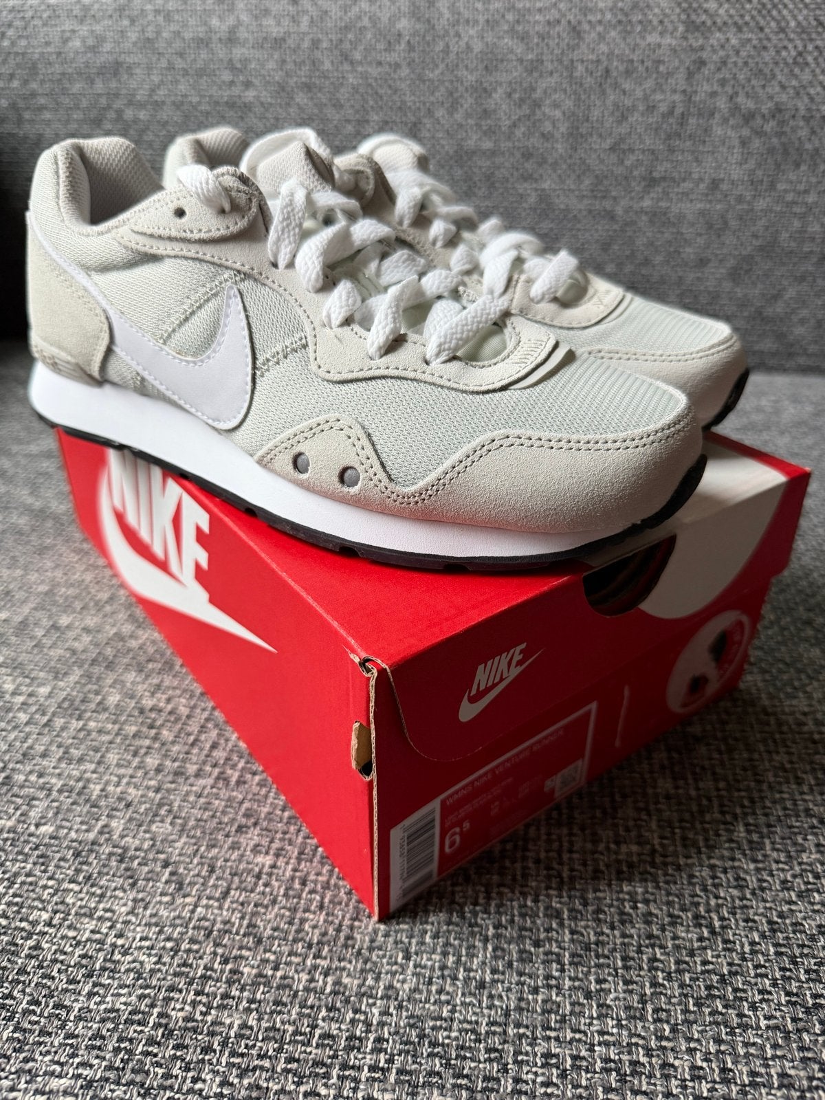Nike Venture Runner - Maat 37.5 (US 6.5W) - Nieuw in doos, Wit, Nieuw, Ophalen of Verzenden, Sneakers of Gympen