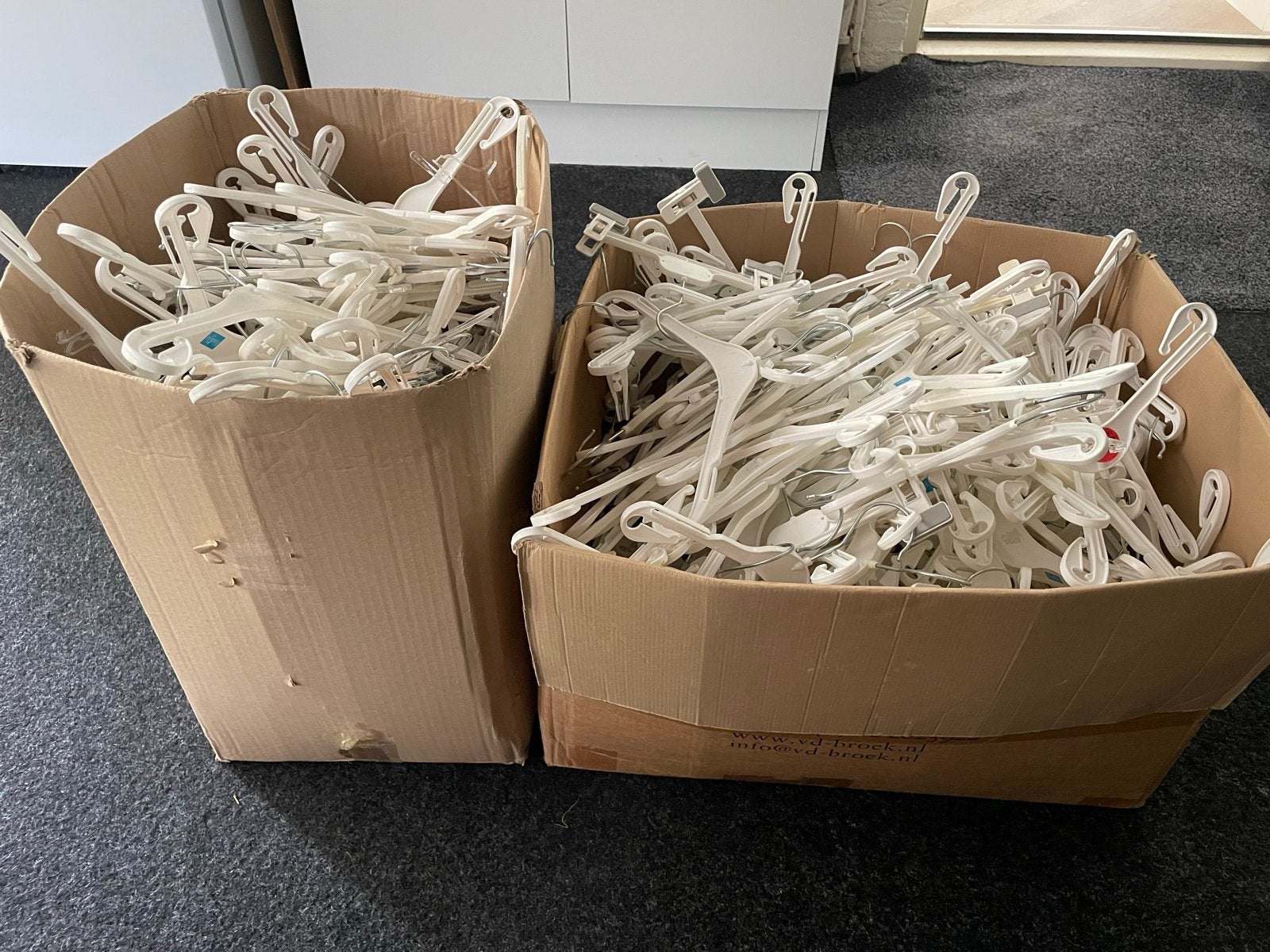 Grote partij witte kledinghangers met klemmen, Ophalen, Gebruikt, Kunststof, Kinderen