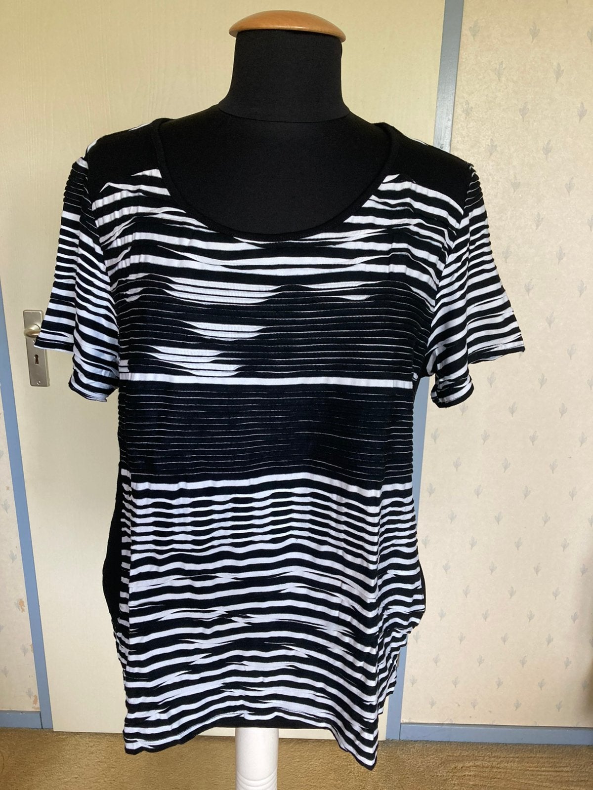 099 Monari shirt in maat 46 zwart/wit, Kleding | Dames, Verzenden, Wit, Maat 46/48 (XL) of groter, Zo goed als nieuw