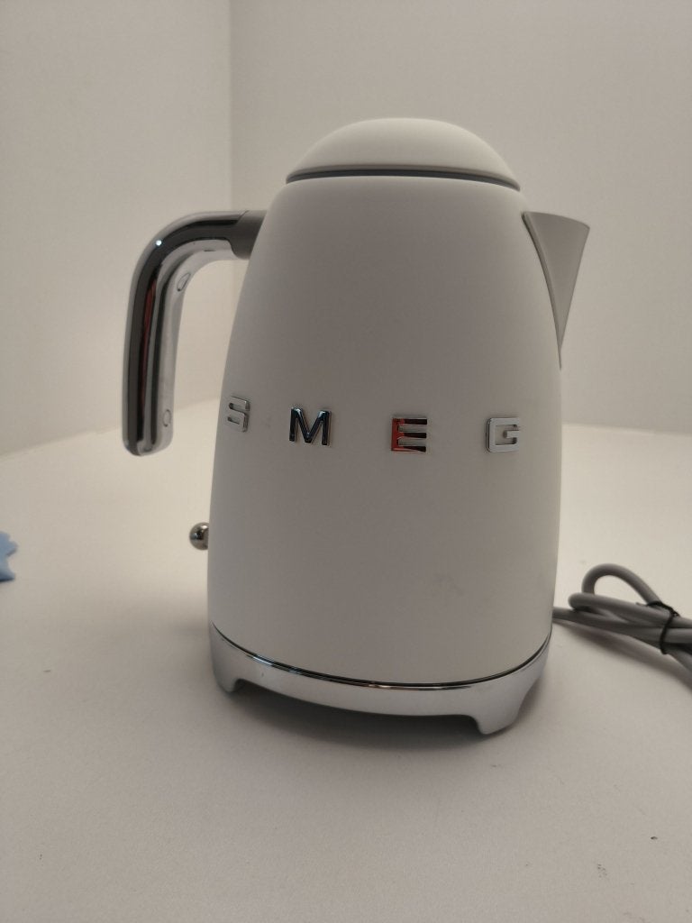 SMEG Waterkoker KLF03WHMEU mat wit met vlekken/krassen, Info@mystore.nl, 1 tot 2 liter, Nieuw, Bruggestraat 18