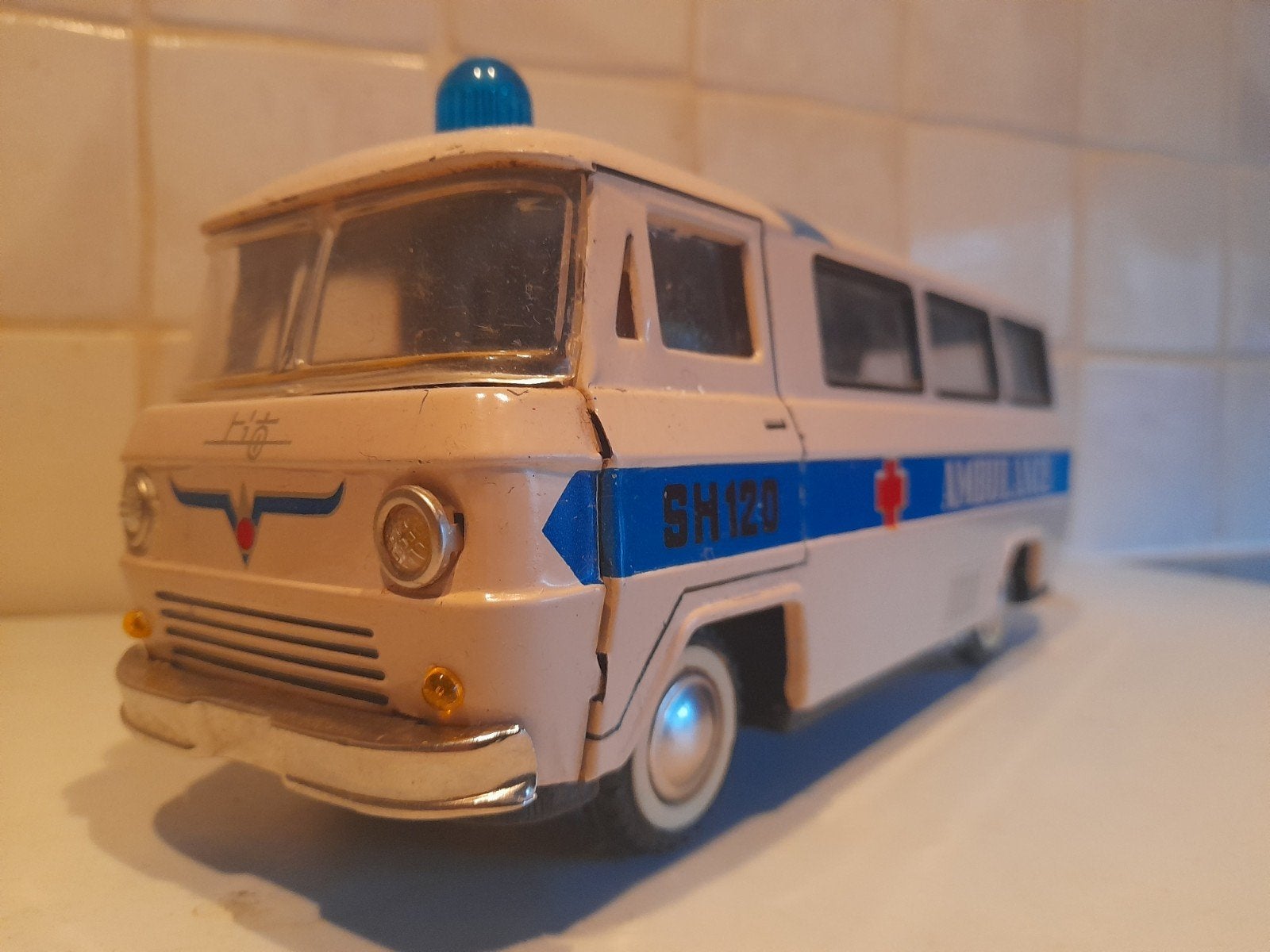 Blikken ambulance MF 132, Ophalen of Verzenden