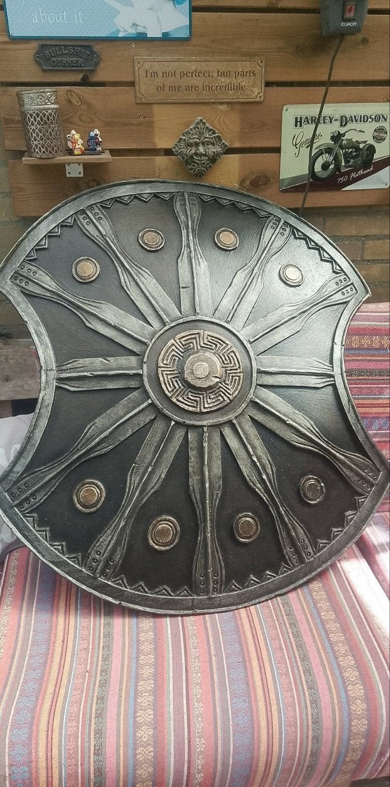 Decoratief gigaschild met zwaard - Historisch/Fantasy, Hobby en Vrije tijd, Ophalen, Gebruikt, Toneelattributen of Onderdelen