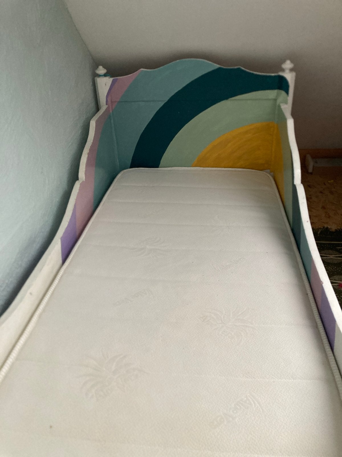 Uniek kinder ledikant met regenboogdesign en matras, Ophalen, Gebruikt, 70 tot 85 cm, Matras