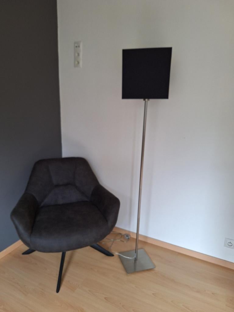 Moderne staande lamp met zwarte kap, Gebruikt, Ophalen of Verzenden, Metaal, Modern