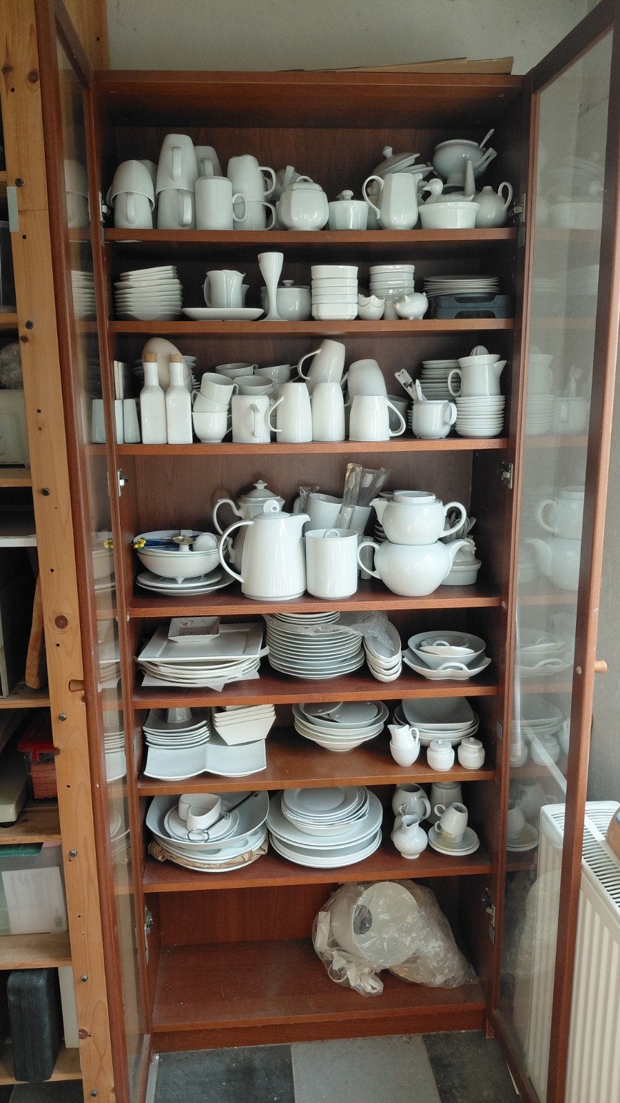 Grote collectie wit porselein servies in kast, Antiek en Kunst, Ophalen