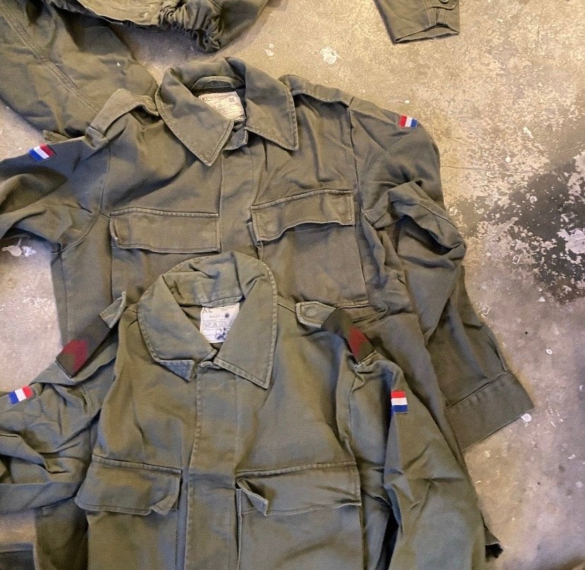 Twee tassen vol kleine maat militaire kleding en uitrusting, Verzamelen, Ophalen, Landmacht, Nederland, Kleding of Schoenen