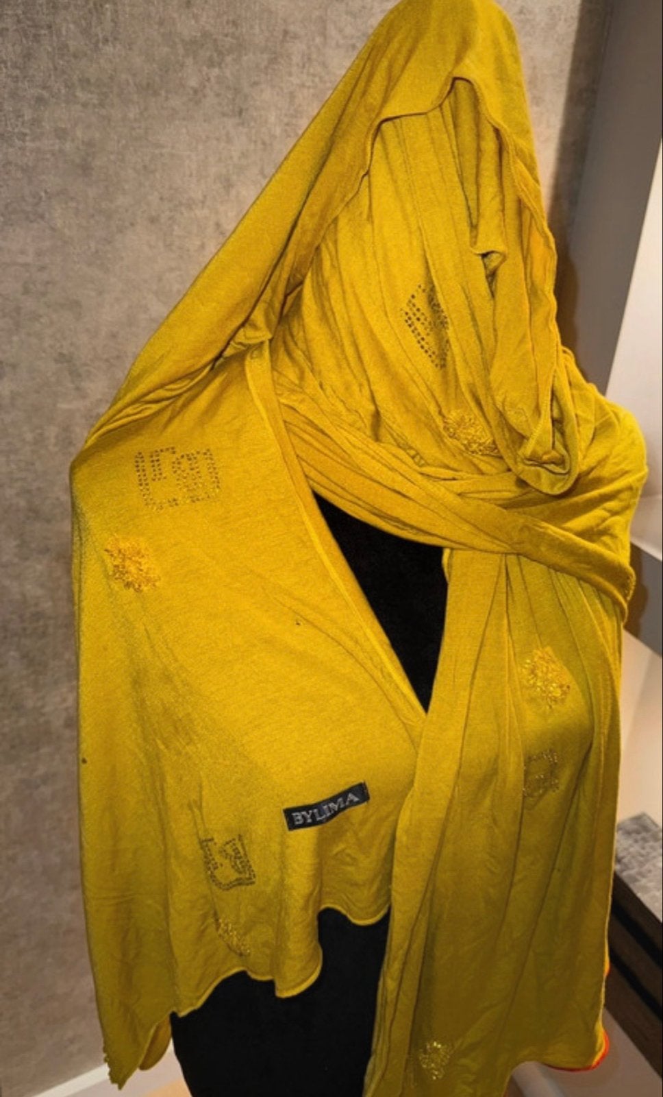 Gele BYLIMA Sjaal met strass steentjes, Kleding | Dames, Mutsen, Sjaals en Handschoenen, Ophalen of Verzenden, Zo goed als nieuw