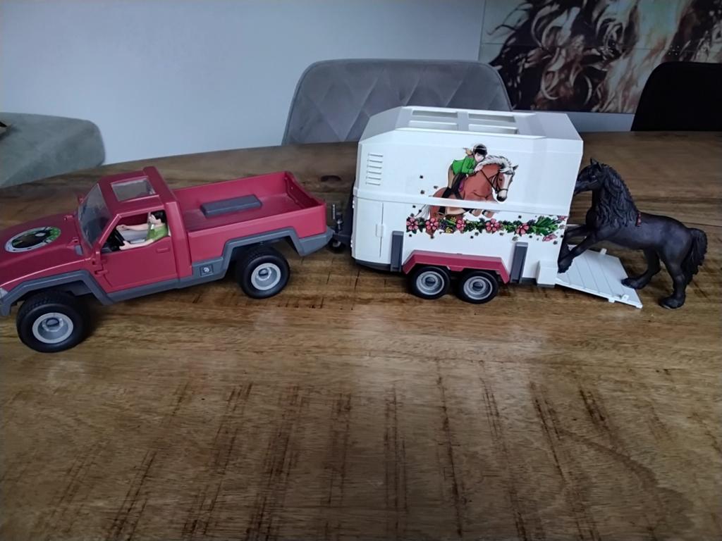 Schleich jeep met paardentrailer, bestuurder en paard., Ophalen of Verzenden, Zo goed als nieuw