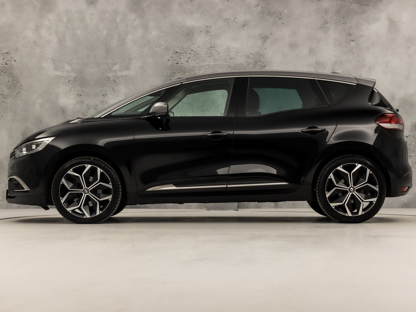 Renault Scénic 1.3 TCe Intens Sport (APPLE CARPLAY, NAVIGAT, Voorwielaandrijving, 4 cilinders, Leder en Stof, Zwart