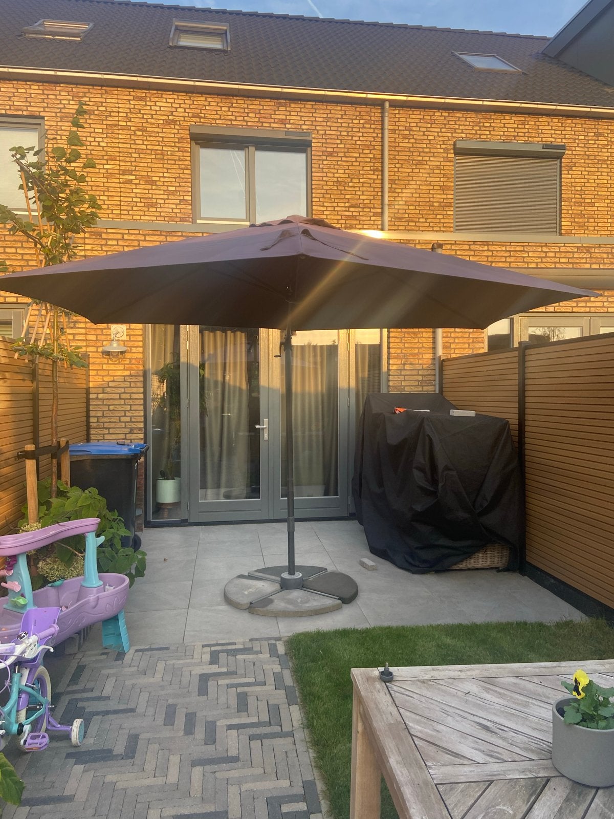 Foto 2 van Grote zweefparasol met voet