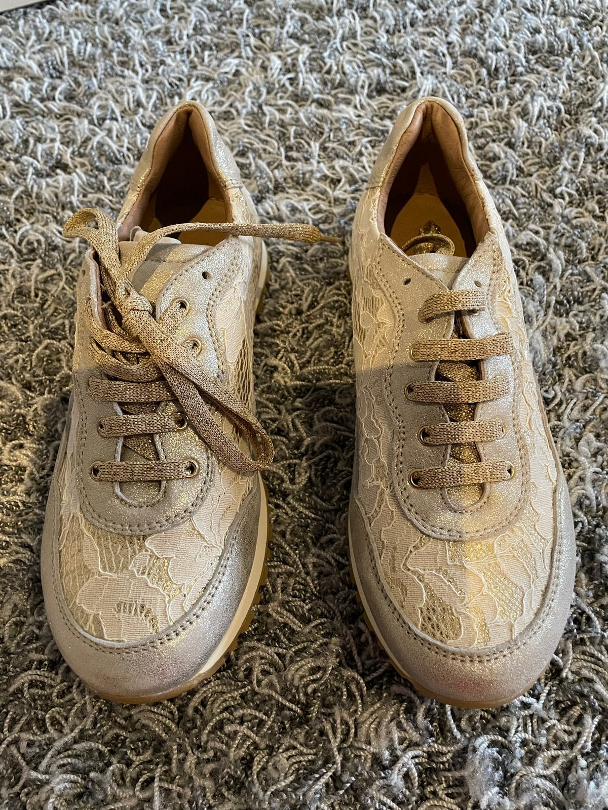 Twinset goud met beige kant sneakers maat 33, Meisje, Schoenen, Ophalen of Verzenden, Zo goed als nieuw