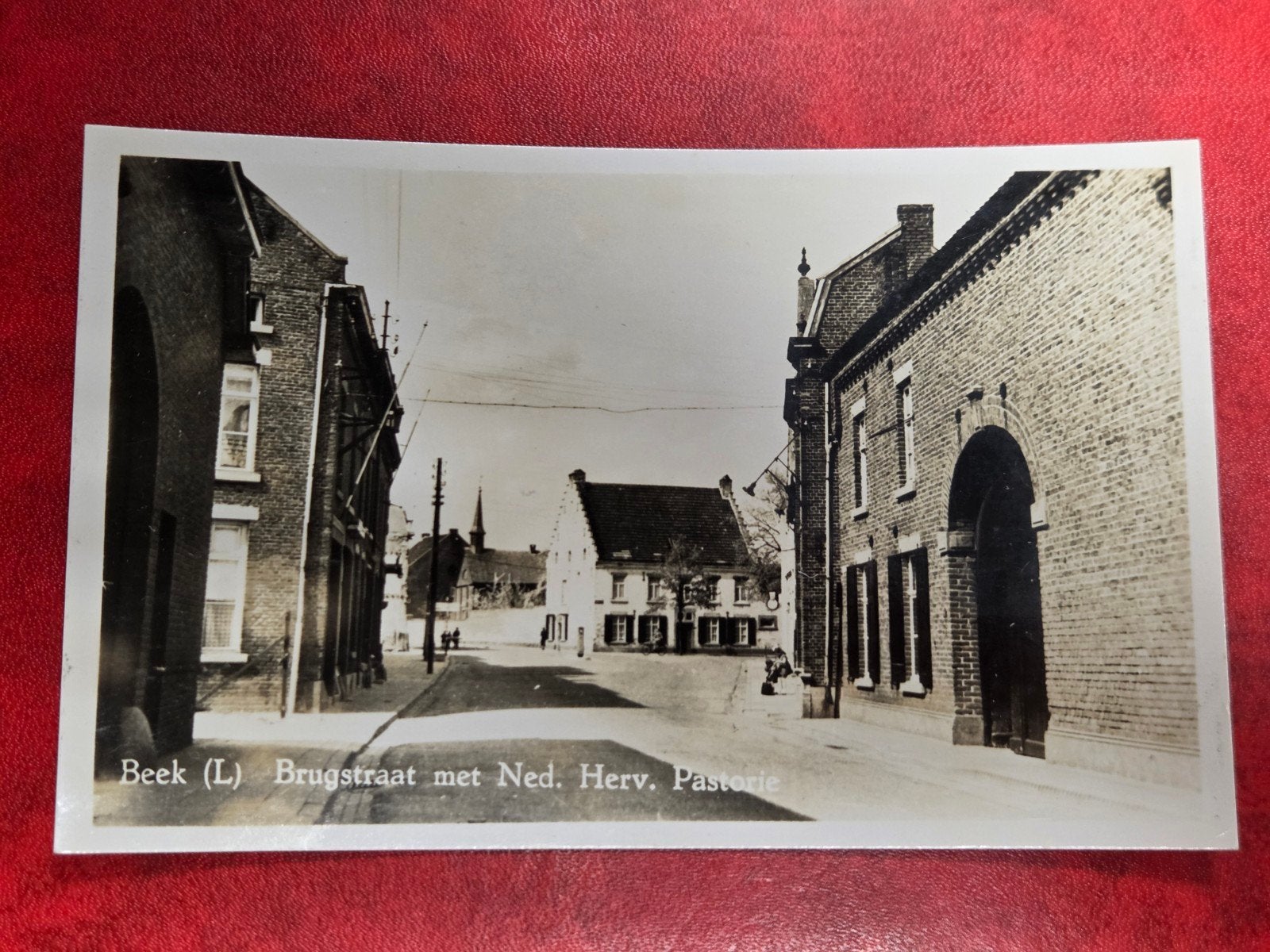 Beek bij Elsloo Brugstraat met Ned. Herv. Kerk, Verzamelen, Ophalen of Verzenden, 1940 tot 1960