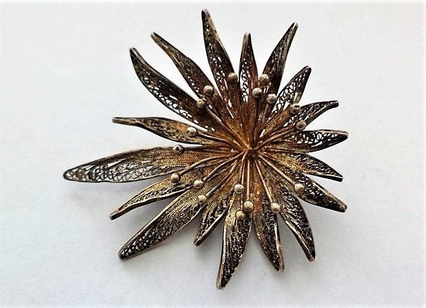 Grote zilveren filigrain bloem broche met meeldraden (3404), Sieraden, Tassen en Uiterlijk, Broches, Ophalen, Zo goed als nieuw