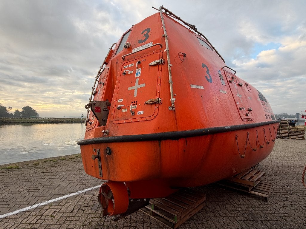 Foto 17 van 8 stuks reddingssloepen 7,x2,8 en 8,5x3 mtr incl dieselmotor