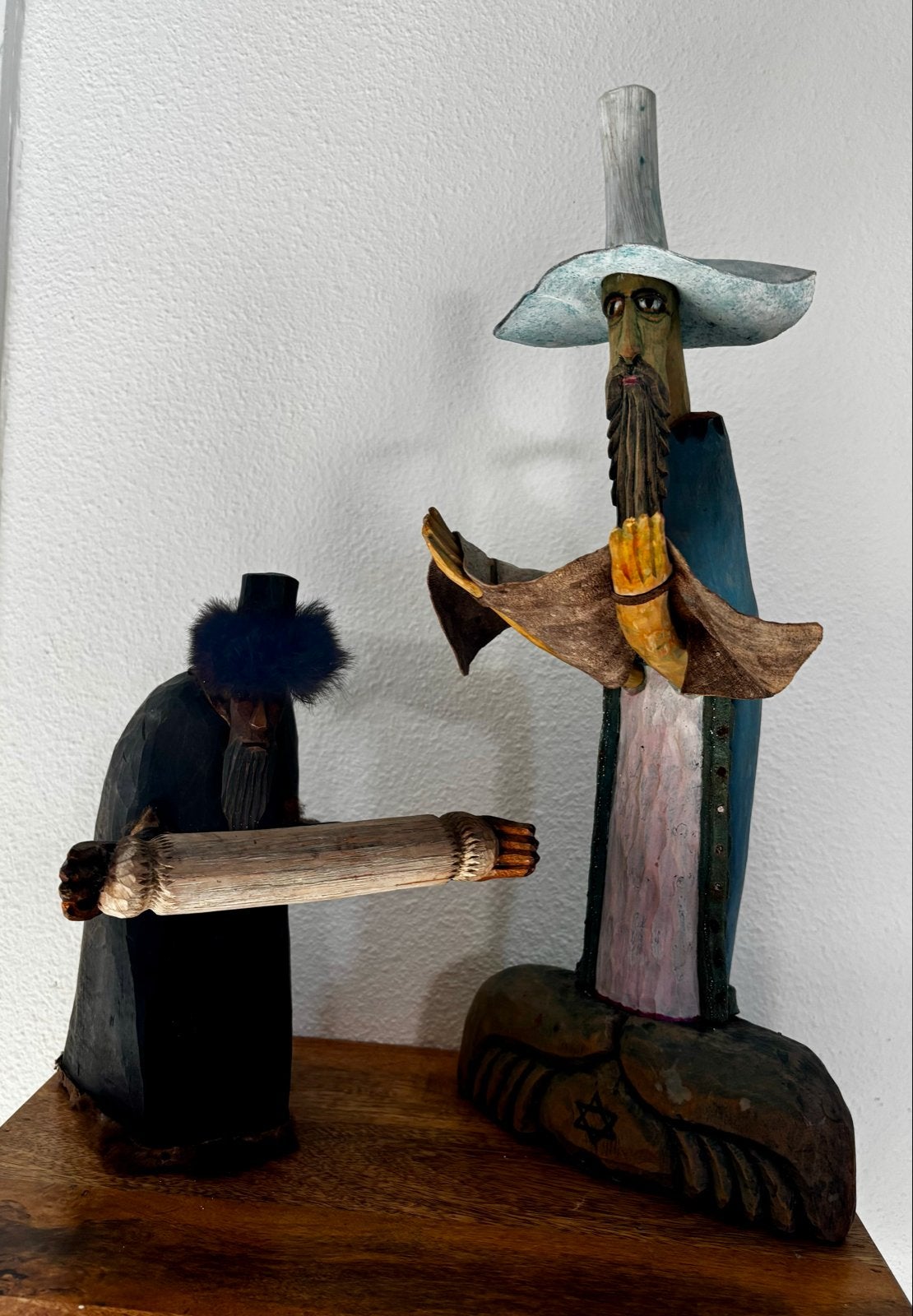 Unieke handgesneden houten beelden van Joodse mannen, Ophalen of Verzenden, 20 - 50 cm, Beeld, Hout