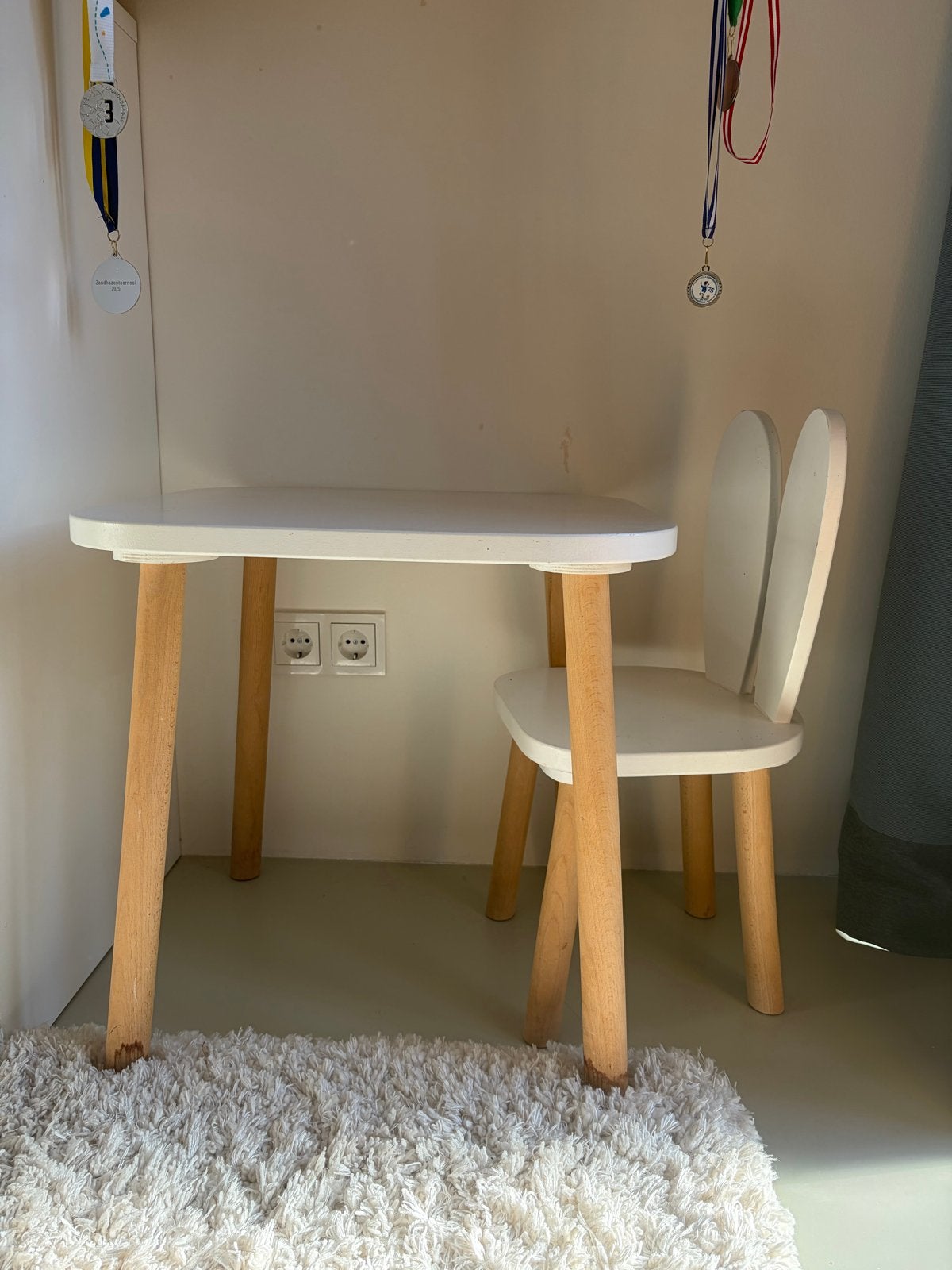 Petit Amelie kinderbureau en stoel met konijnenoren, Ophalen, Gebruikt, Tafel(s) en Stoel(en)