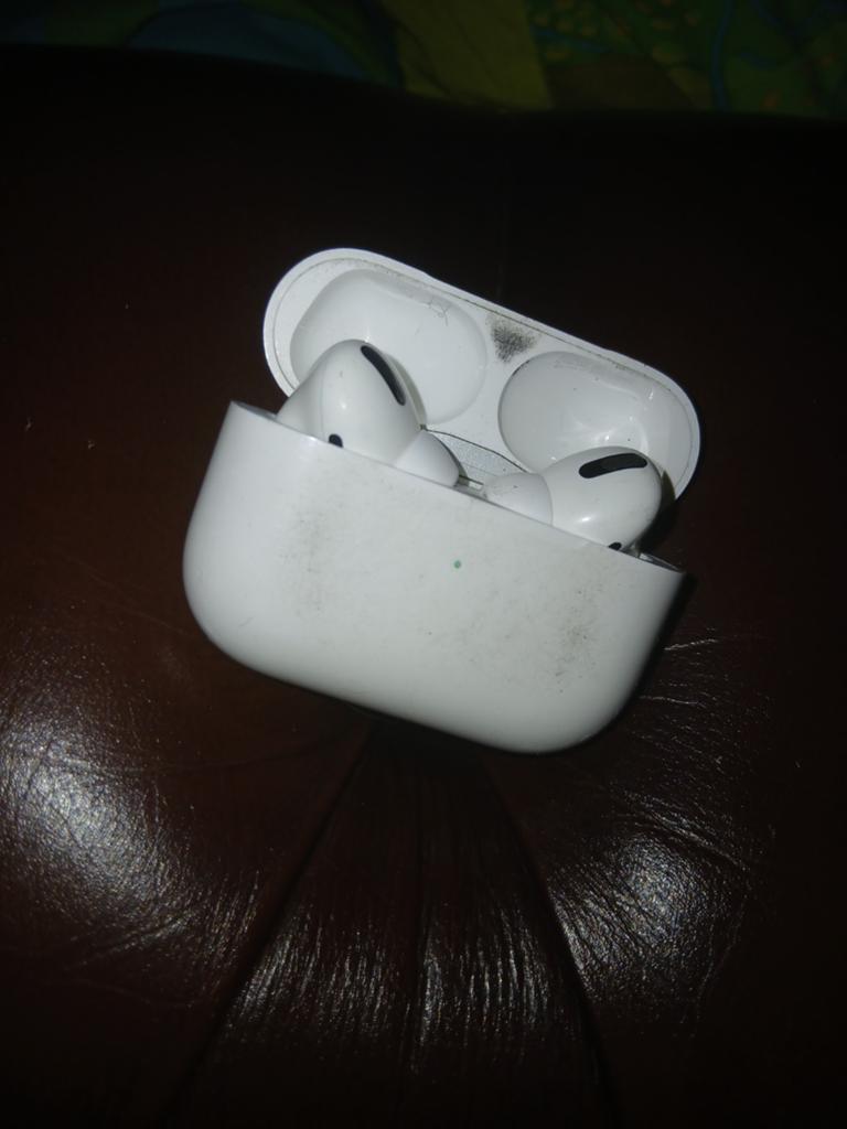 Apple AirPods Pro (1e generatie) met oplaadcase, Ophalen of Verzenden, Gebruikt, Draadloos