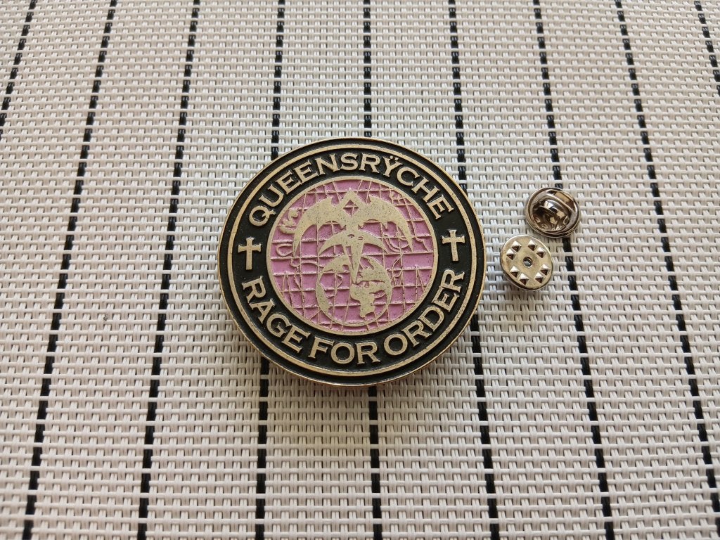 Queensryche vrij mooie ronde metal pin speld badge 5 cm, Verzenden, Nieuw, Overige typen