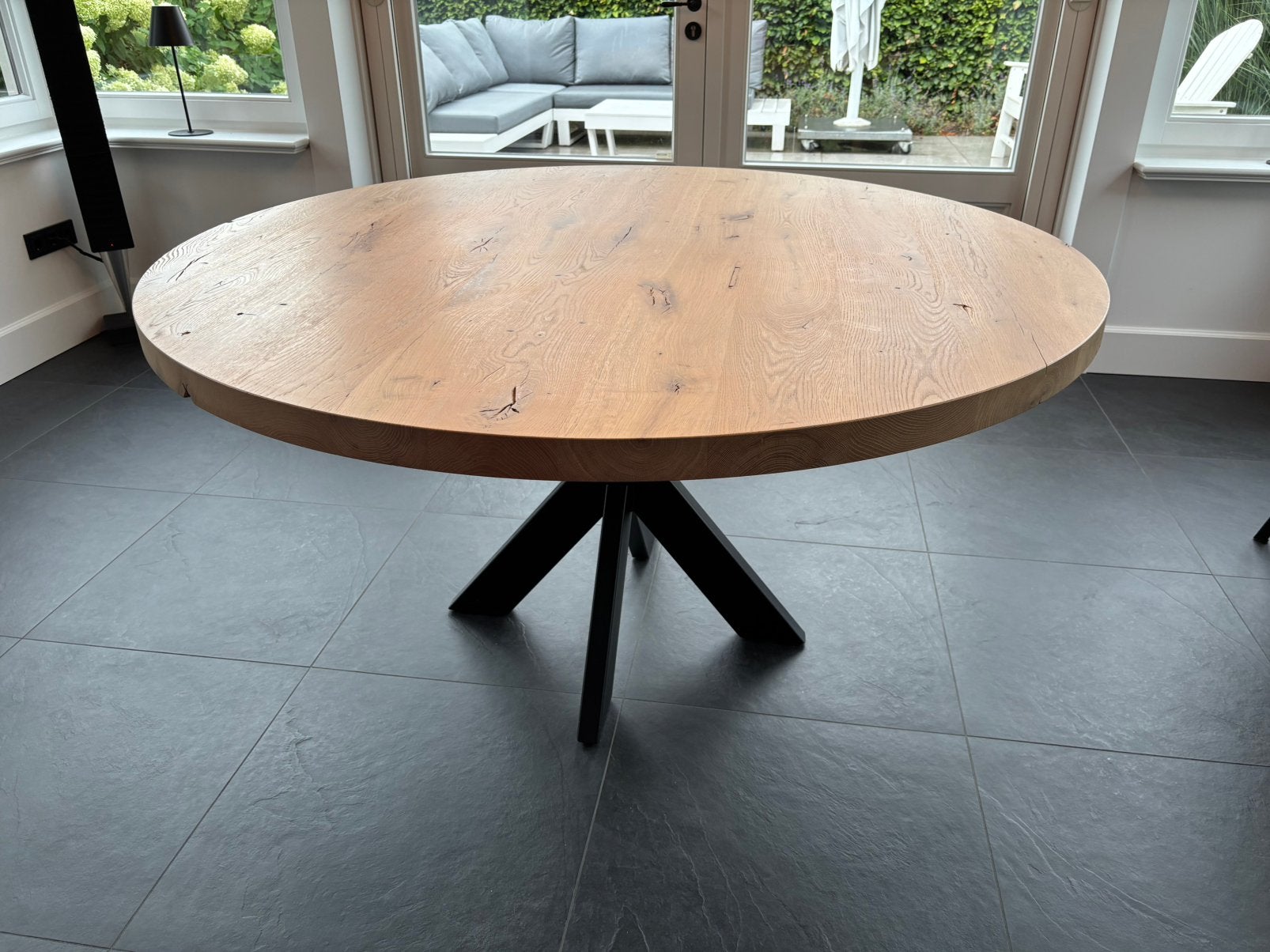 Table du Sud ronde eiken tafel (150cm) met zwarte kruispoot, Huis en Inrichting, Tafels | Eettafels, Ophalen, Zo goed als nieuw