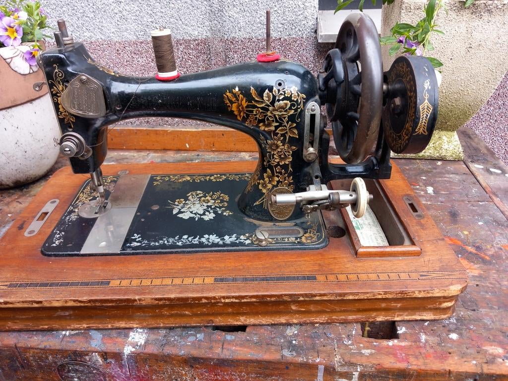Antieke werkende Naaimachine  of als Decoratief Stuk, Ophalen