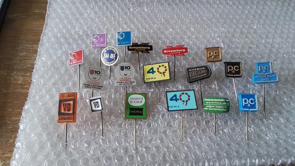 20 verschillende speldjes warenhuizen, Verzamelen, Speldjes, Pins en Buttons, Ophalen of Verzenden, Zo goed als nieuw, Overige onderwerpen
