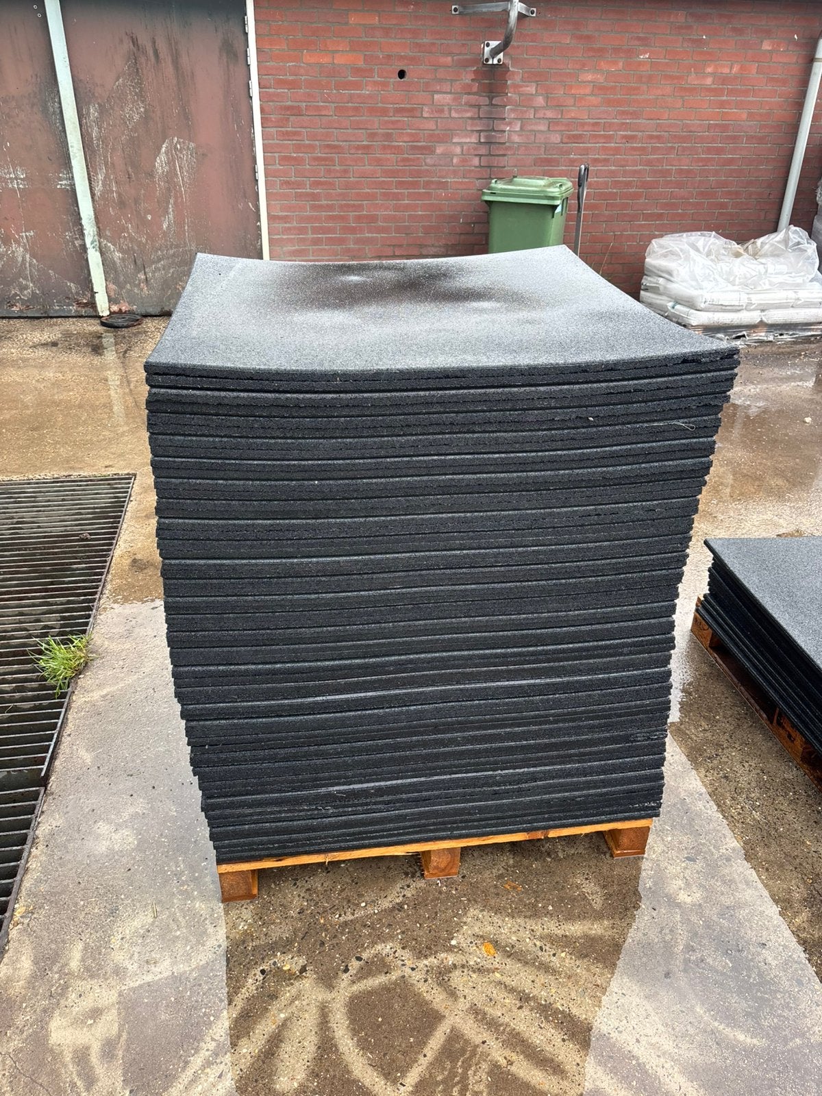 Hoogwaardige rubber tegels 1x1m - 2 cm, Ophalen, Gebruikt, Divers, Overige typen