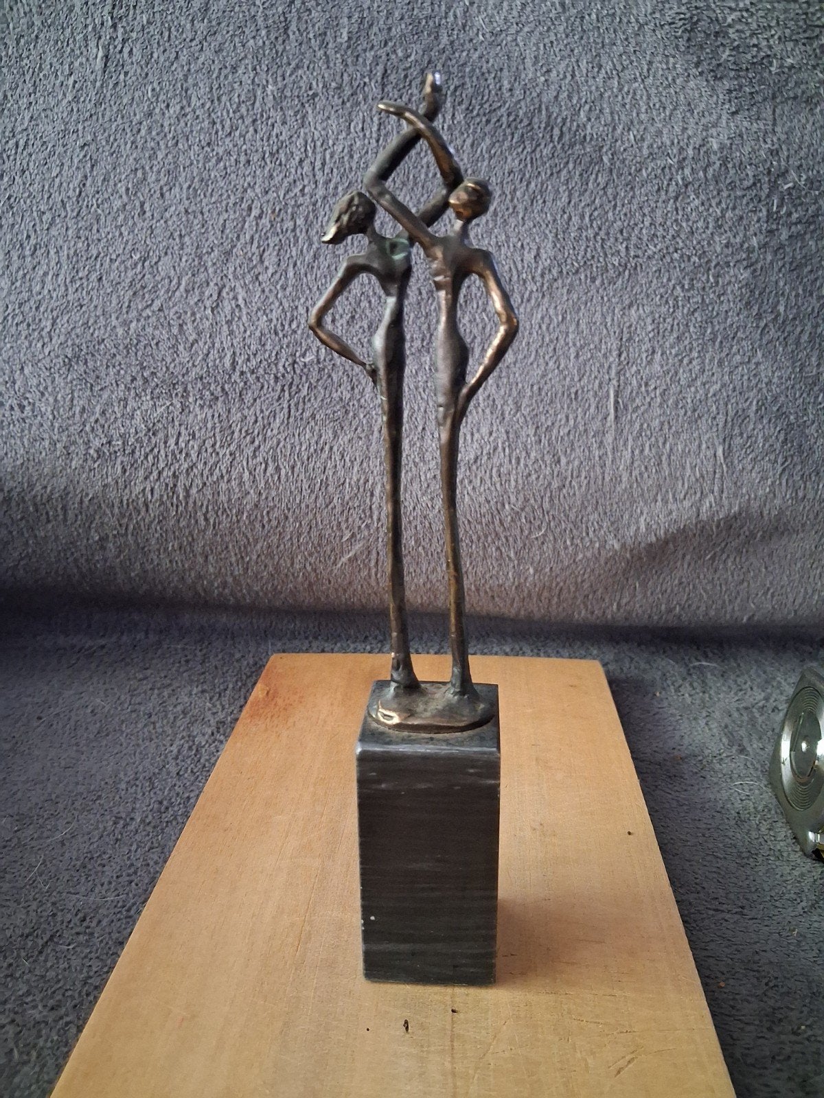 sculptuur van twee figuren op marmeren sokkel, Groep mensen, Ophalen of Verzenden, 20 - 50 cm, Op sokkel