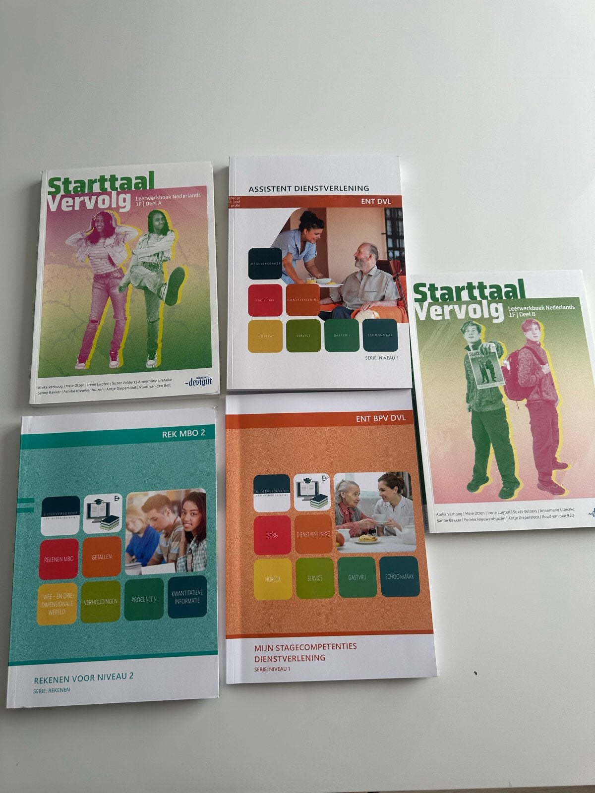 Diverse schoolboeken: Starttaal, Assistent Dienstverlening,, Ophalen, Zo goed als nieuw, VMBO, Nederlands
