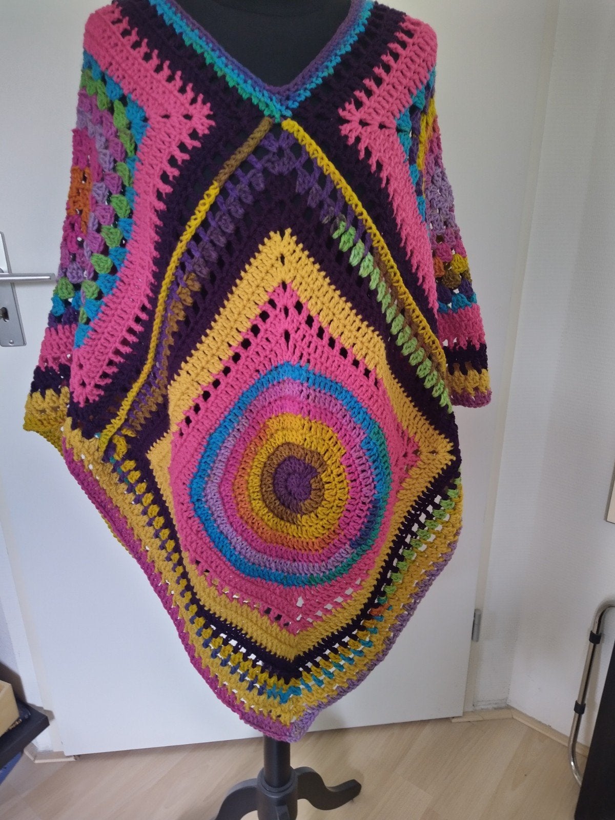 Nieuwe handgehaakte poncho van zacht acrylgaren, Maat 38/40 (M), Meerkleurig, Nieuw, Ophalen of Verzenden