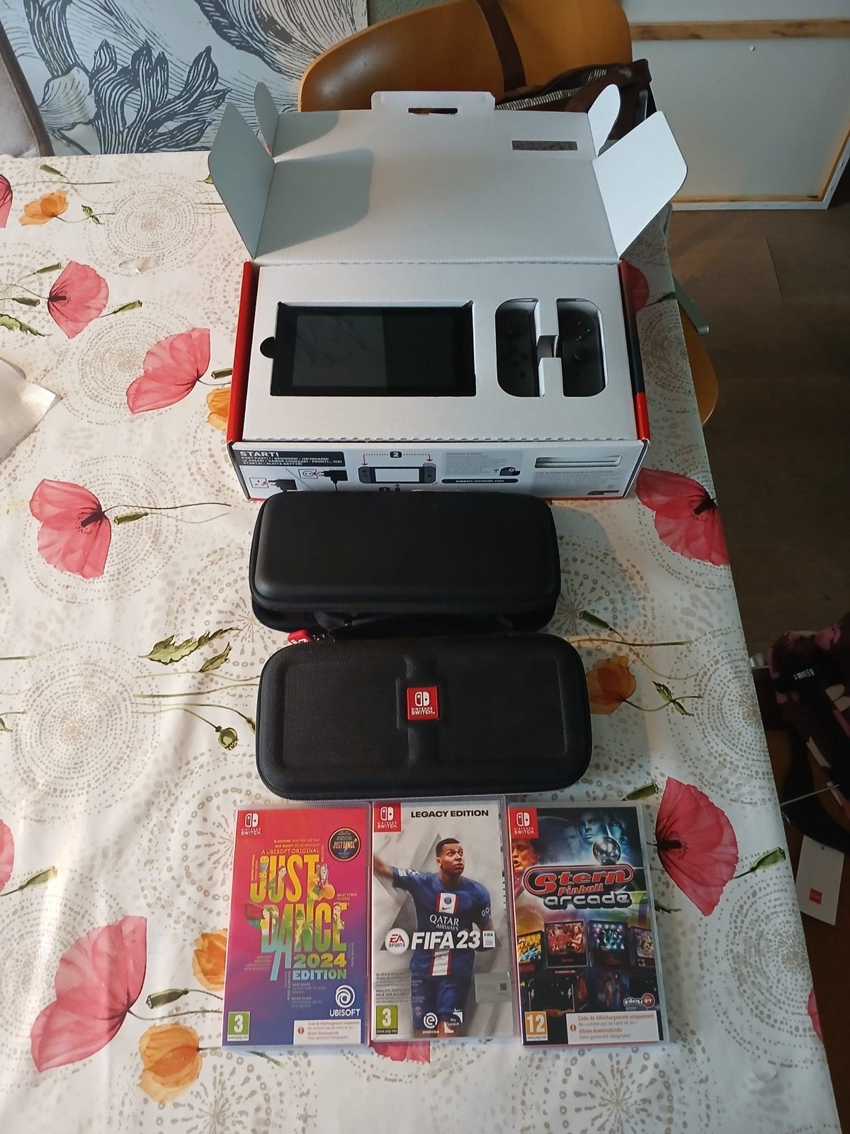 Nintendo Switch met 3 games en 2 opberghoezen, Met 2 controllers, Ophalen of Verzenden, Switch Original, Gebruikt