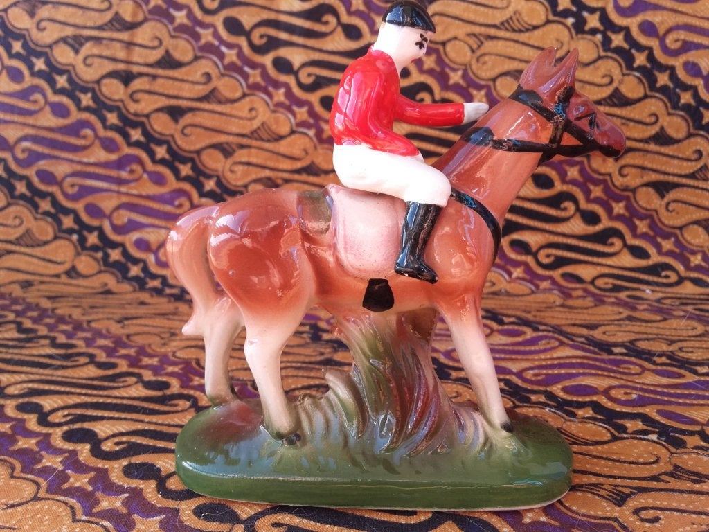 Mooi oud beeldje uit Engeland van paard met ruiter 11 cm., Ophalen of Verzenden