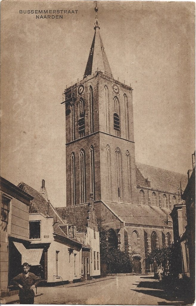 Naarden-Bussum merstraat met jongeman en Kerk-oud, Ophalen of Verzenden, 1940 tot 1960, Gelopen, Noord-Holland