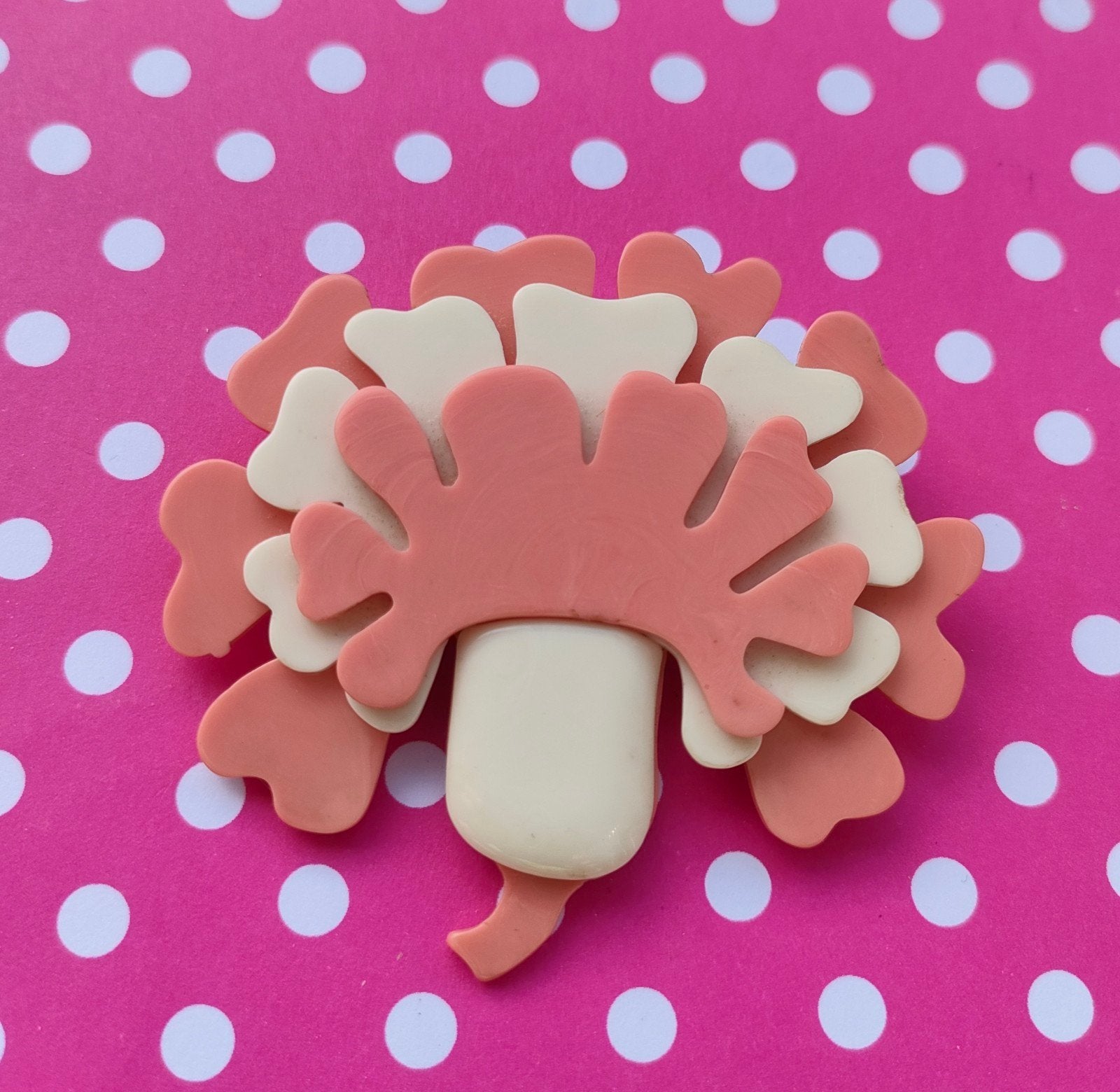 Vintage jaren '60 kunststof zalm roze/beige bloem broche, Ophalen of Verzenden, Zo goed als nieuw, Roze