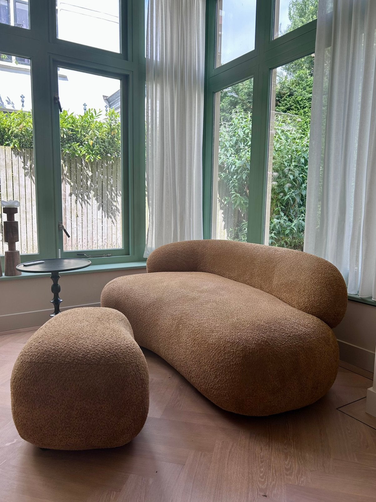 Bank (2 zits) & poef Alba uit Teddy Boucle serie, Huis en Inrichting, Banken | Voetenbanken en Poefen, Ophalen, 125 cm of meer