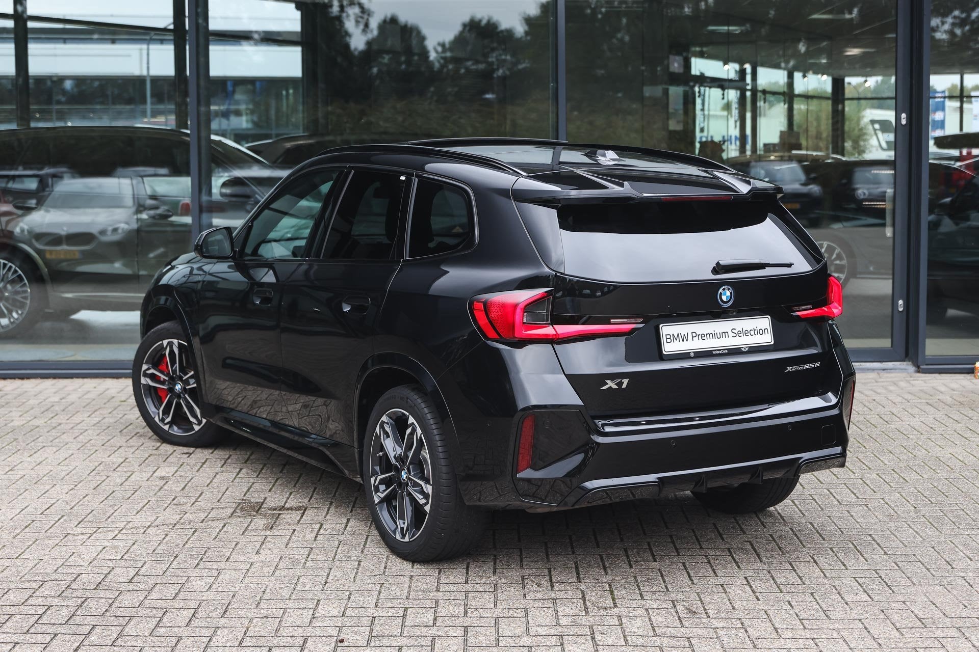 BMW X1 xDrive25e M Sport Automaat / Panoramadak / Sportstoel, Dealer onderhouden, Gebruikt, Zwart, Bedrijf
