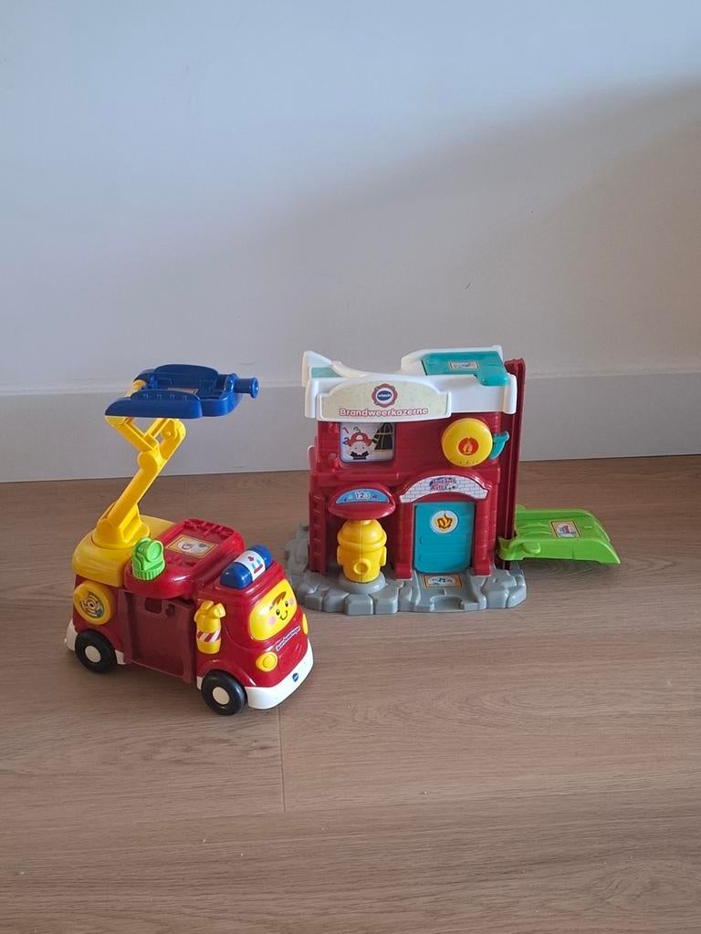 VTech toettoet auto brandweerkazerne + -auto, Kinderen en Baby's, Speelgoed | Vtech, Ophalen of Verzenden