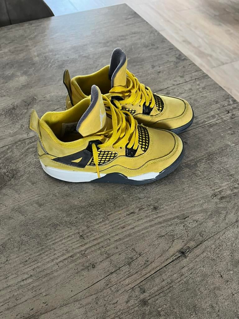 Originele Nike Air Jordan 4 Retro Tour Yellow (Lightning), Kinderen en Baby's, Kinderkleding | Schoenen en Sokken, Ophalen, Zo goed als nieuw
