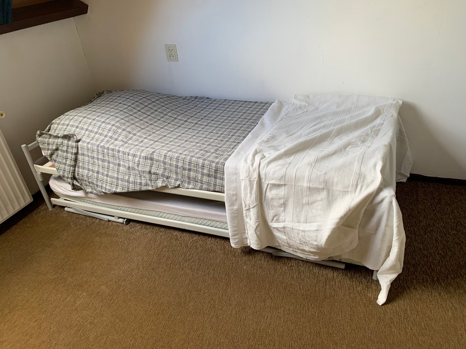 Oud bed., Huis en Inrichting, Slaapkamer | Bedden, Ophalen, Zo goed als nieuw, Eenpersoons, Hout