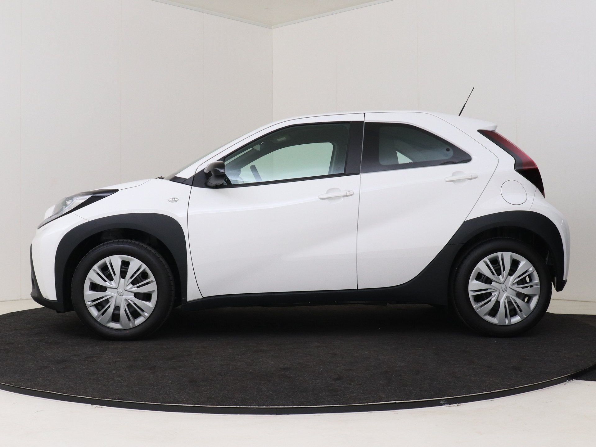Toyota Aygo X 1.0 VVT-i MT Play demo | Airco | Achteruitrijc, Auto's, Toyota, 12 maanden, Stof, 920 kg, 4 stoelen