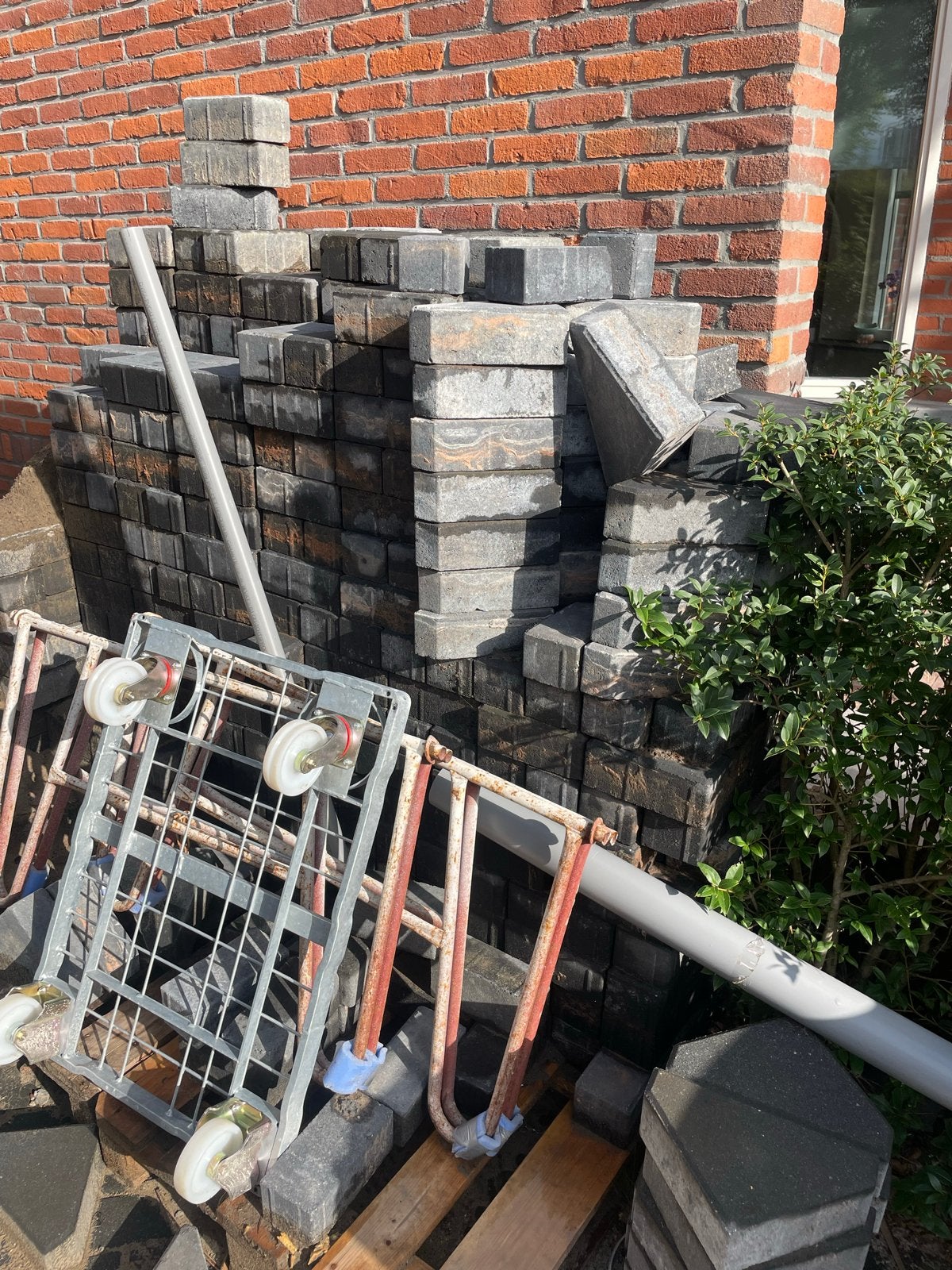 Gratis Gebruikte betonnen klinkers antraciet, Tuin en Terras, Ophalen, Gebruikt, Klinkers, 5 tot 10 m²