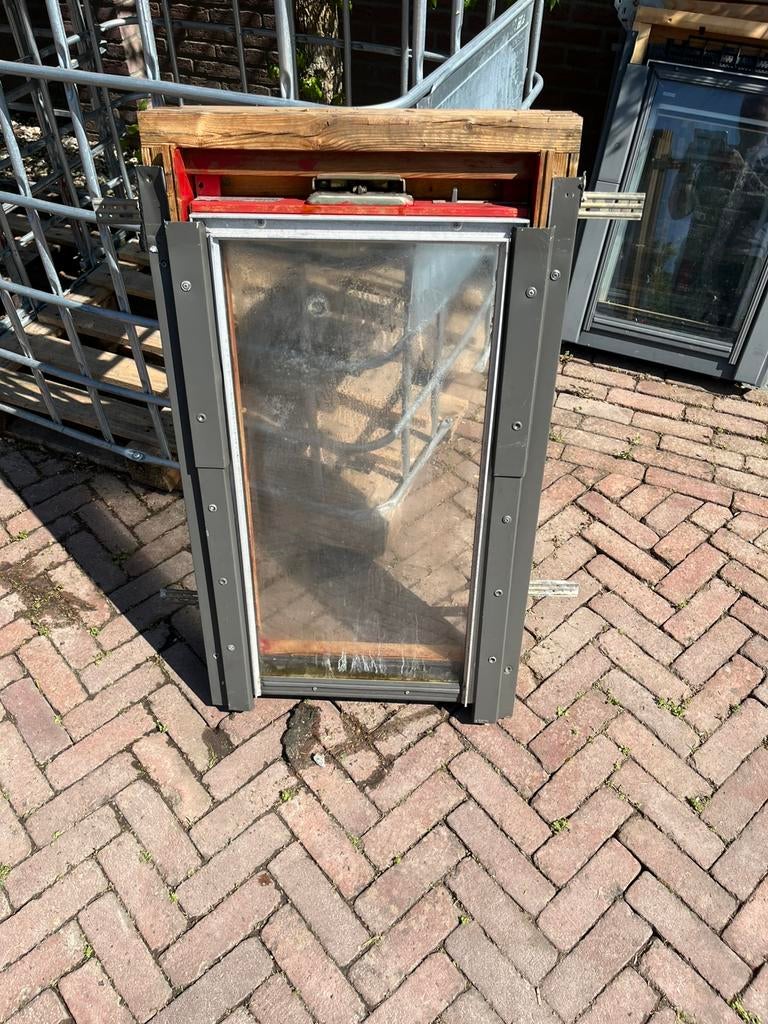 Velux dakraam. (55 bij 98), Minder dan 80 cm, 80 tot 120 cm, Ophalen of Verzenden, Zo goed als nieuw