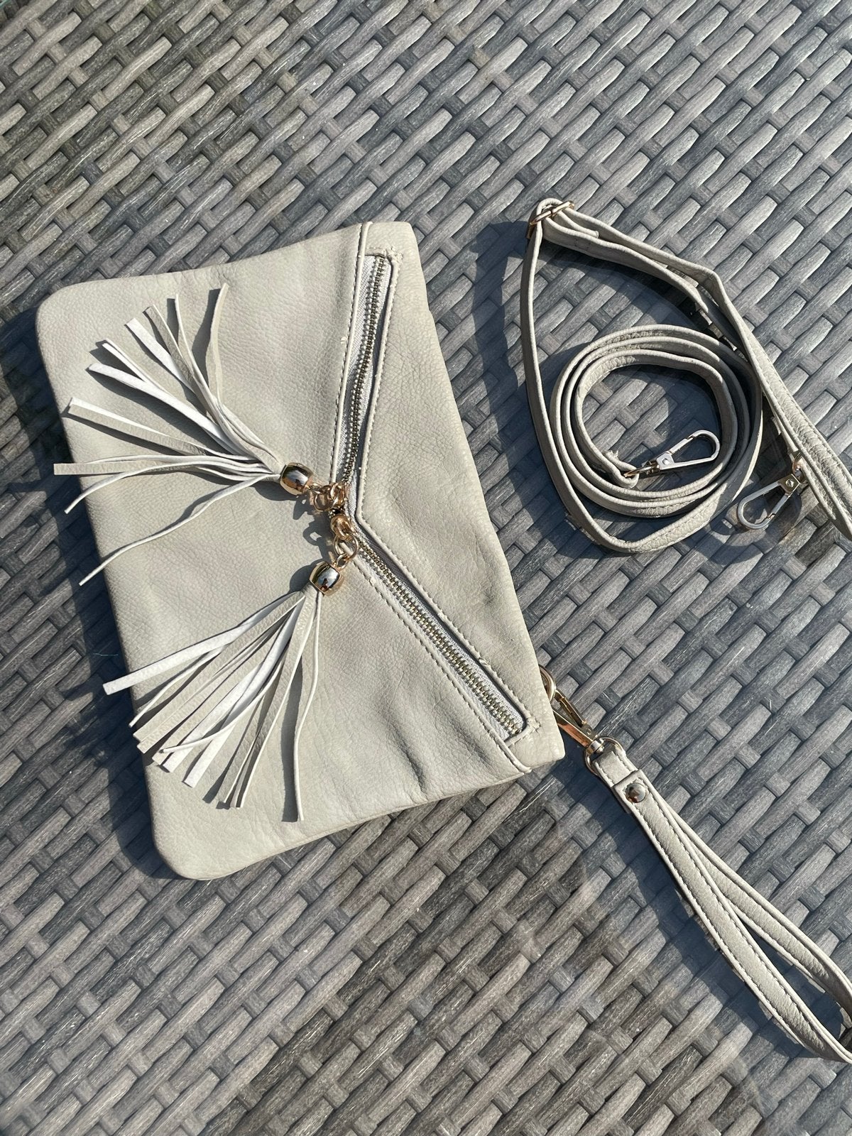 Stijlvolle beige clutch/schoudertasje met kwastjes, Ophalen of Verzenden, Gebruikt, Beige, Avondtasje