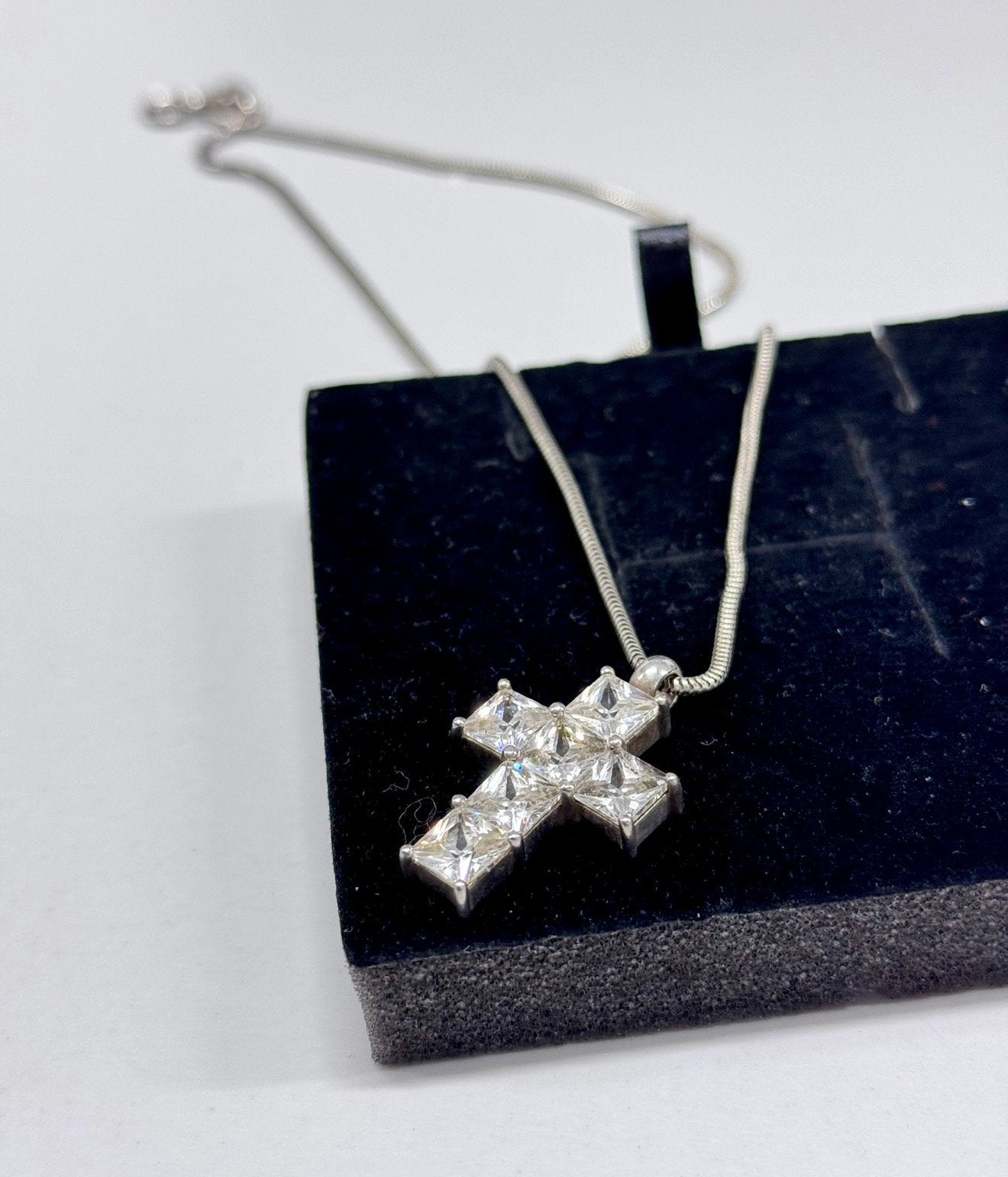 Prachtige kruisketting + 6 briljanten stenen, religie geloof, Ophalen of Verzenden, Zo goed als nieuw, Sieraad, Christendom | Katholiek