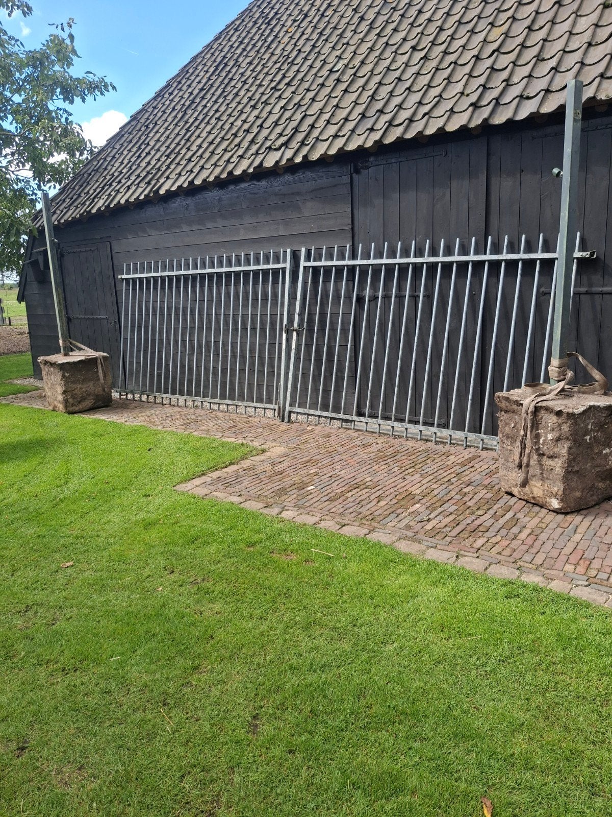 Dubbele poort 6 meter breed met palen en betonblokken, Ophalen, Met poort, Gebruikt, Spijlenhekwerk
