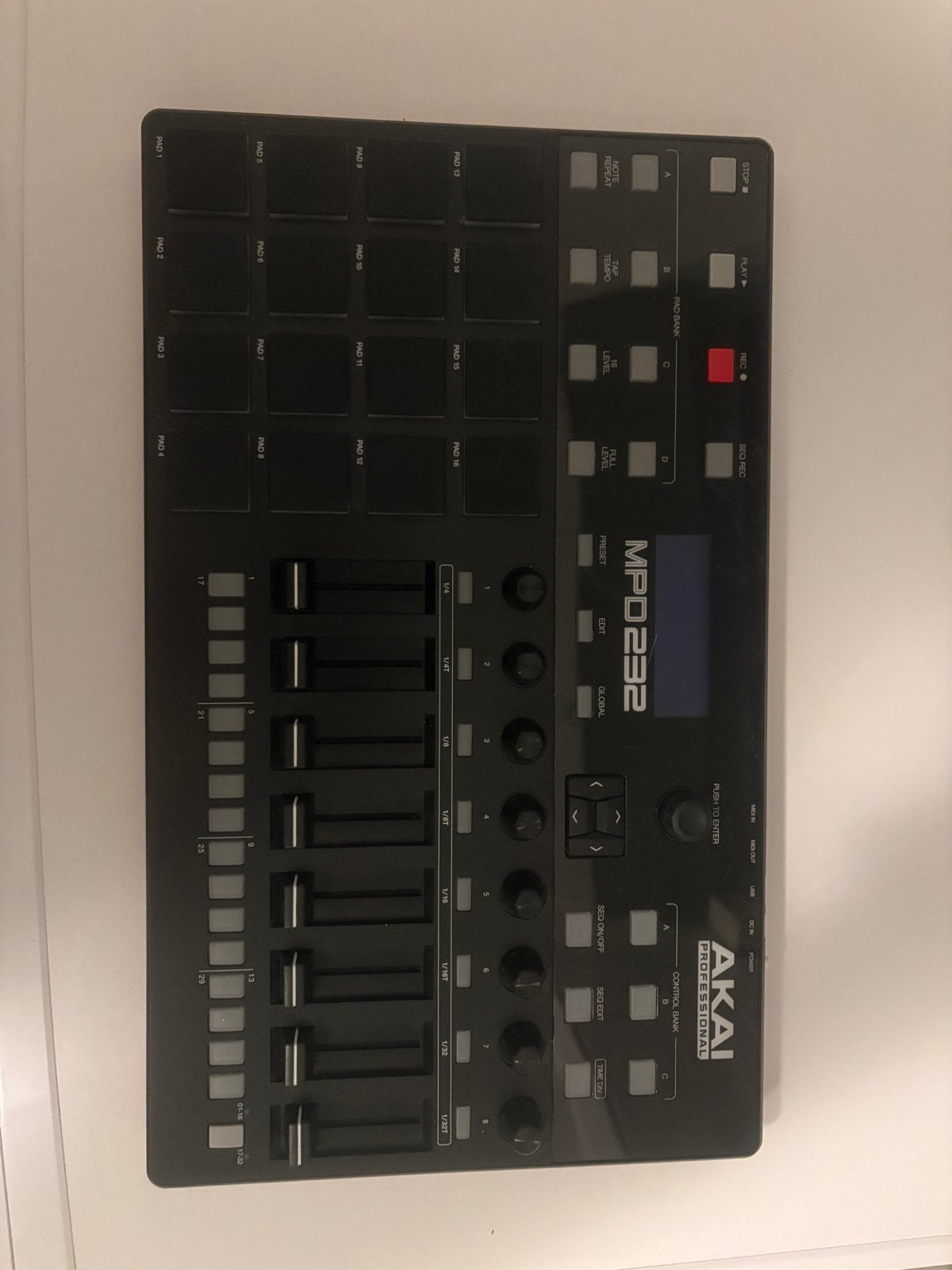 Akai MPD232 MIDI Pad Controller, Overige aantallen, Zo goed als nieuw, Aanslaggevoelig, Ophalen
