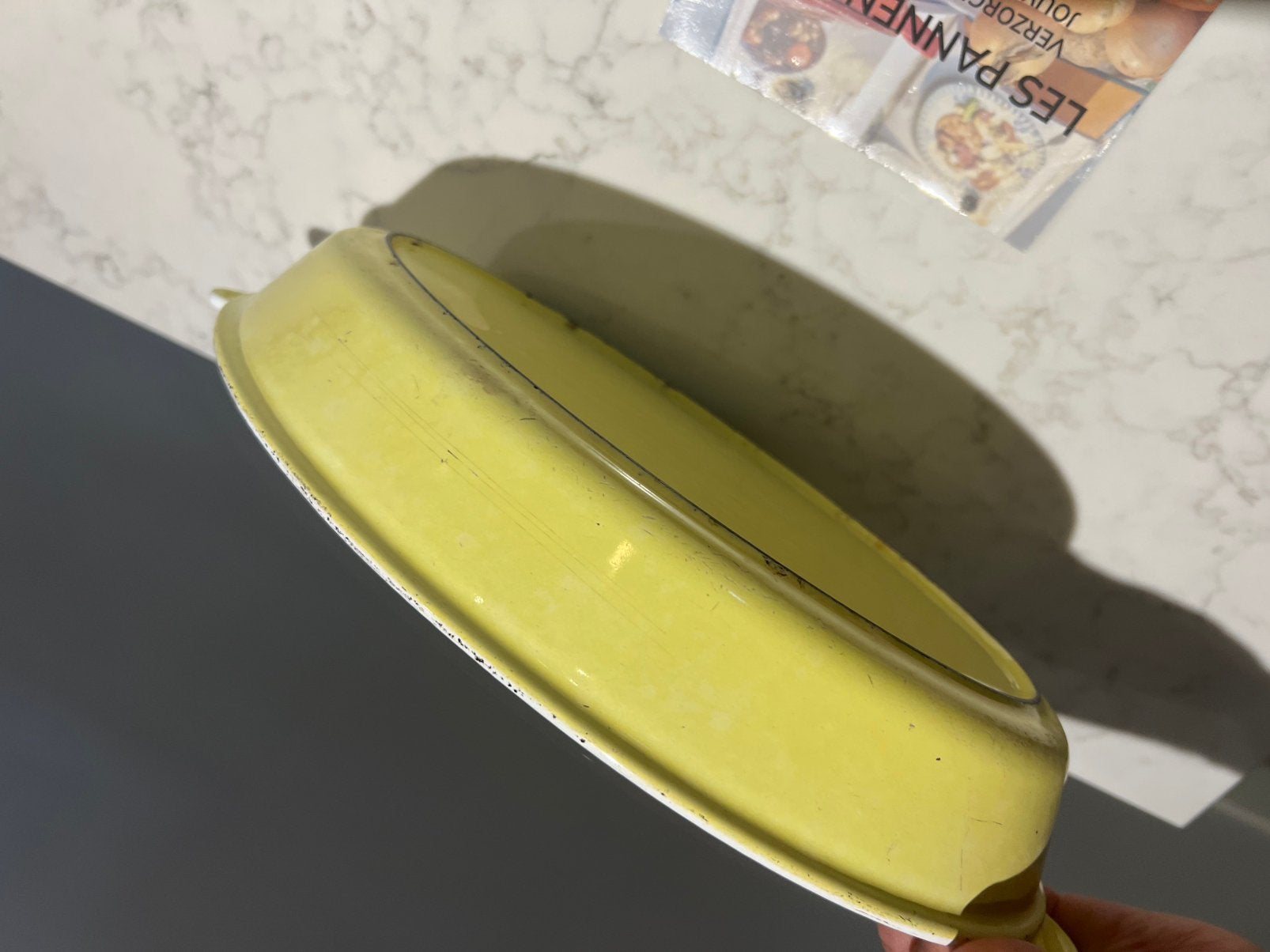 Le Creuset ovenschaal Elysee Jaune 32 cm in goede staat, Gebruikt, Gietijzer, Overige typen, Le Creuset